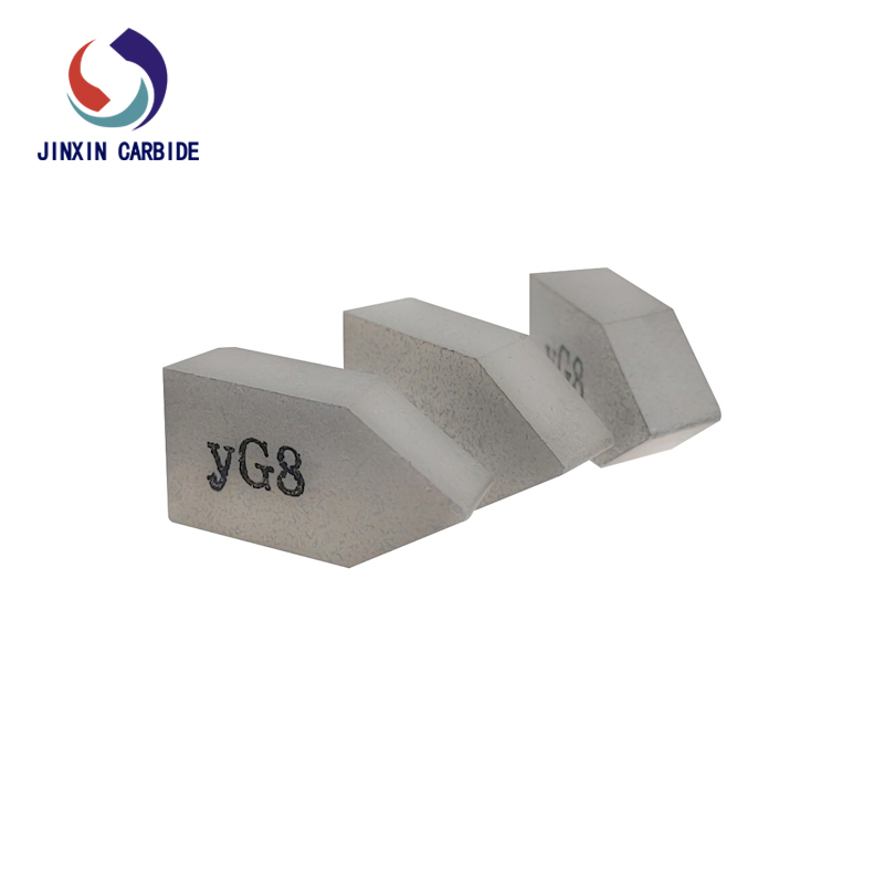 YG8 C122 เม็ดมีดประสานทังสเตนคาร์ไบด์สำหรับการกลึงเหล็กขั้นสุดท้าย